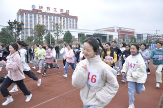 贵州频道-毕节工业职业技术学院开展师生环校跑比赛