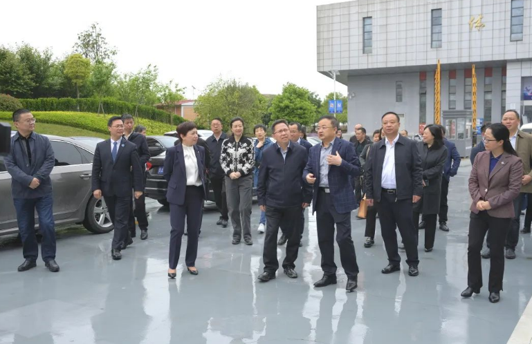 贵阳市人民政府副市长龙丛一行赴我院开展毕业生就业创业工作调研
