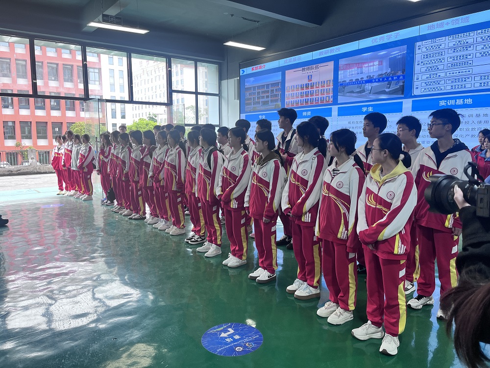 机电工程系在毕节市职业教育周活动中承担3D打印、数控加工和机电一体化项目展示