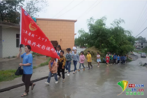 暑假期间，这群孩子因帮助村民办实事成为了“网红”