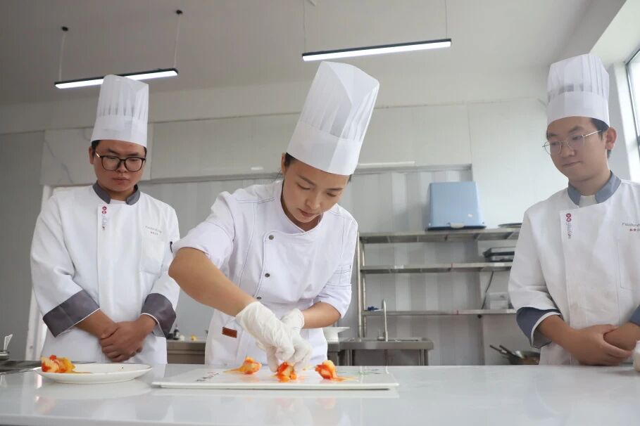 匠心作序  美育成诗 ——记毕节工业职业技术学院教师查琳